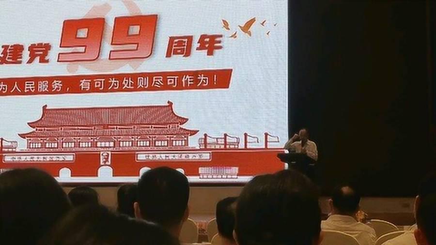 可爱啄木鸟逃脱